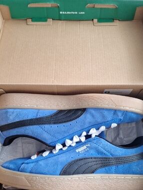 Puma Suede Low-Top Sneakers in Blue with Black Stripe